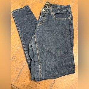 Rocawear straight leg dark wash woman’s jeans size 9. Excellent condition.
